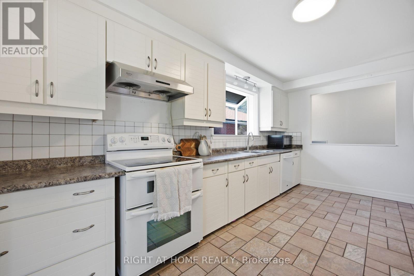 45 Faversham Crescent, Toronto, Ontario  M9C 3X7 - Photo 13 - W13634818