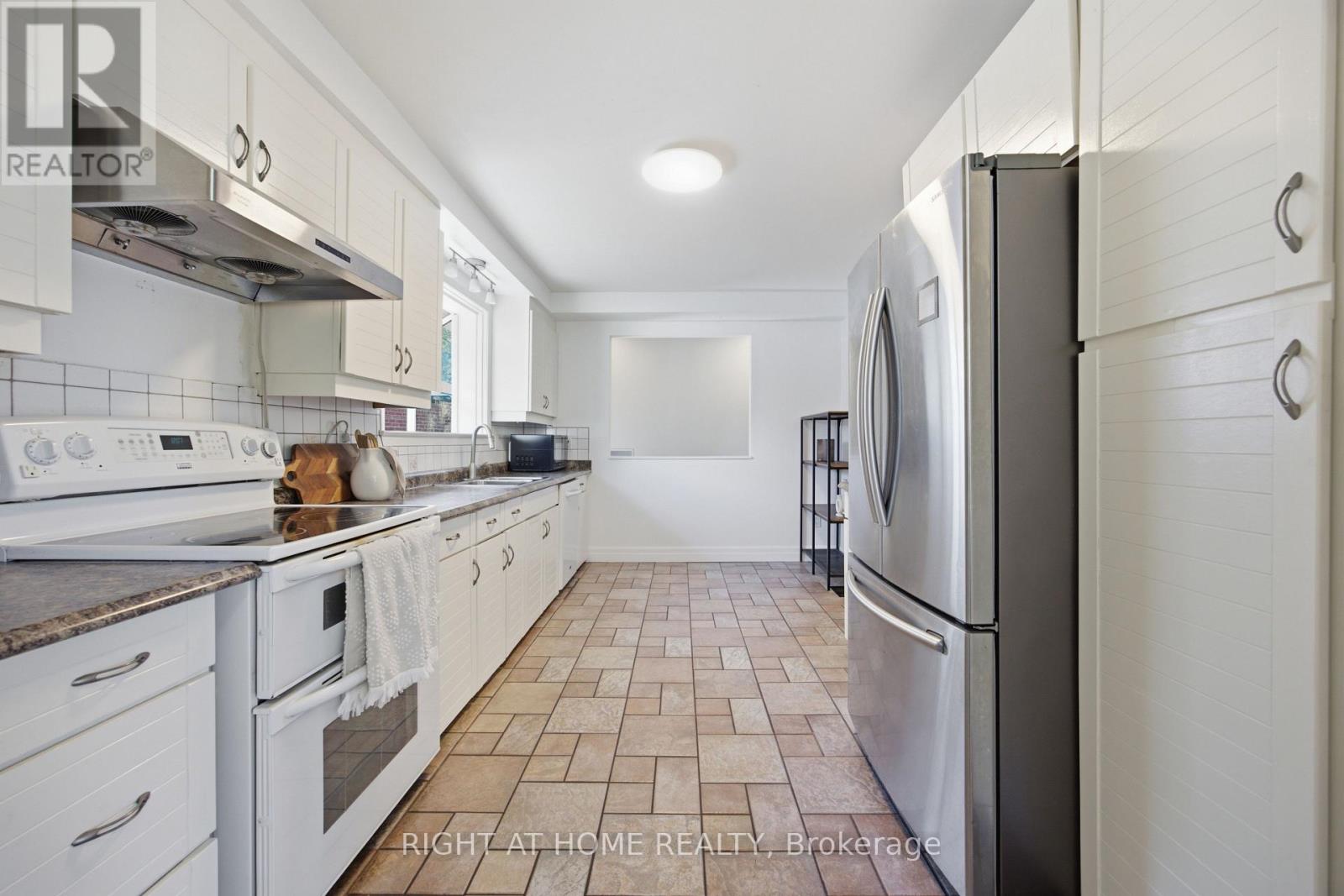 45 Faversham Crescent, Toronto, Ontario  M9C 3X7 - Photo 14 - W13634818