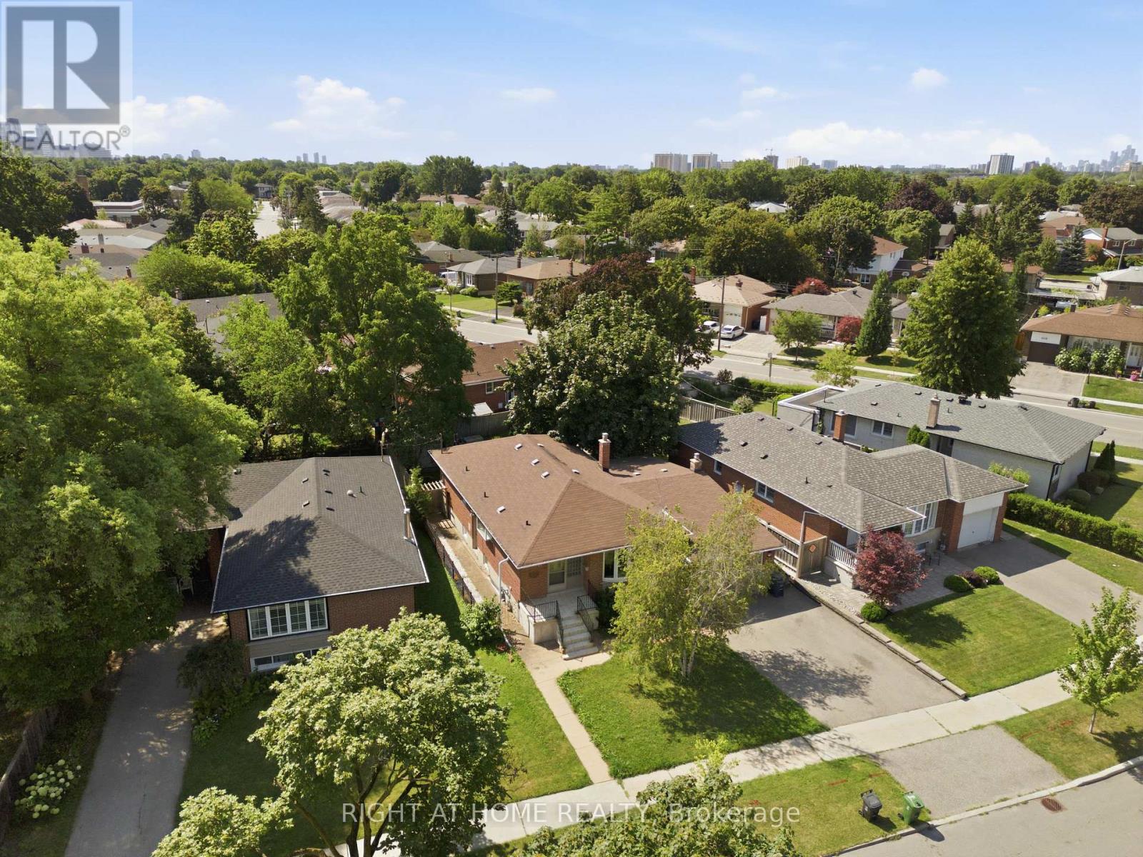 45 Faversham Crescent, Toronto, Ontario  M9C 3X7 - Photo 3 - W13634818