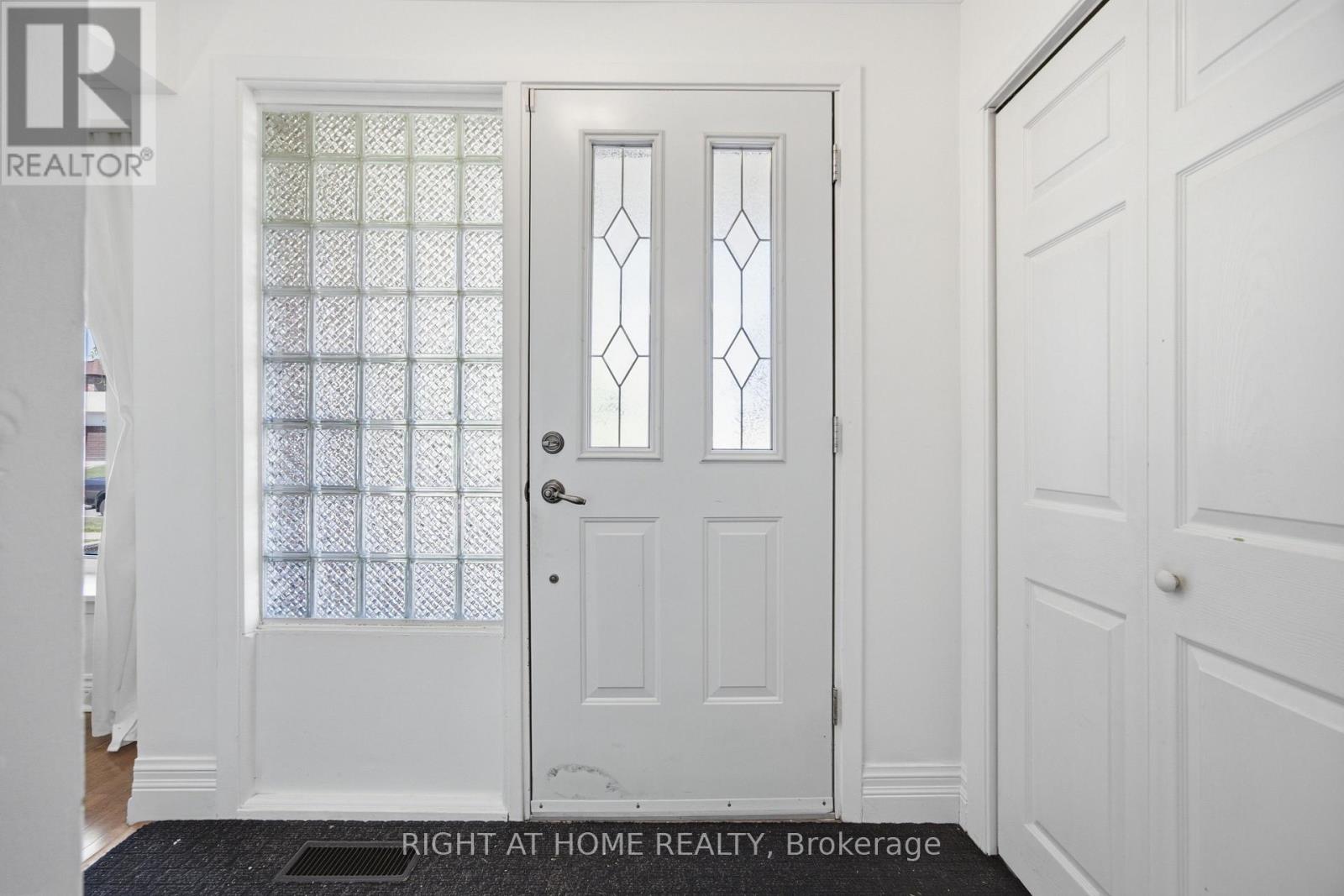 45 Faversham Crescent, Toronto, Ontario  M9C 3X7 - Photo 4 - W13634818