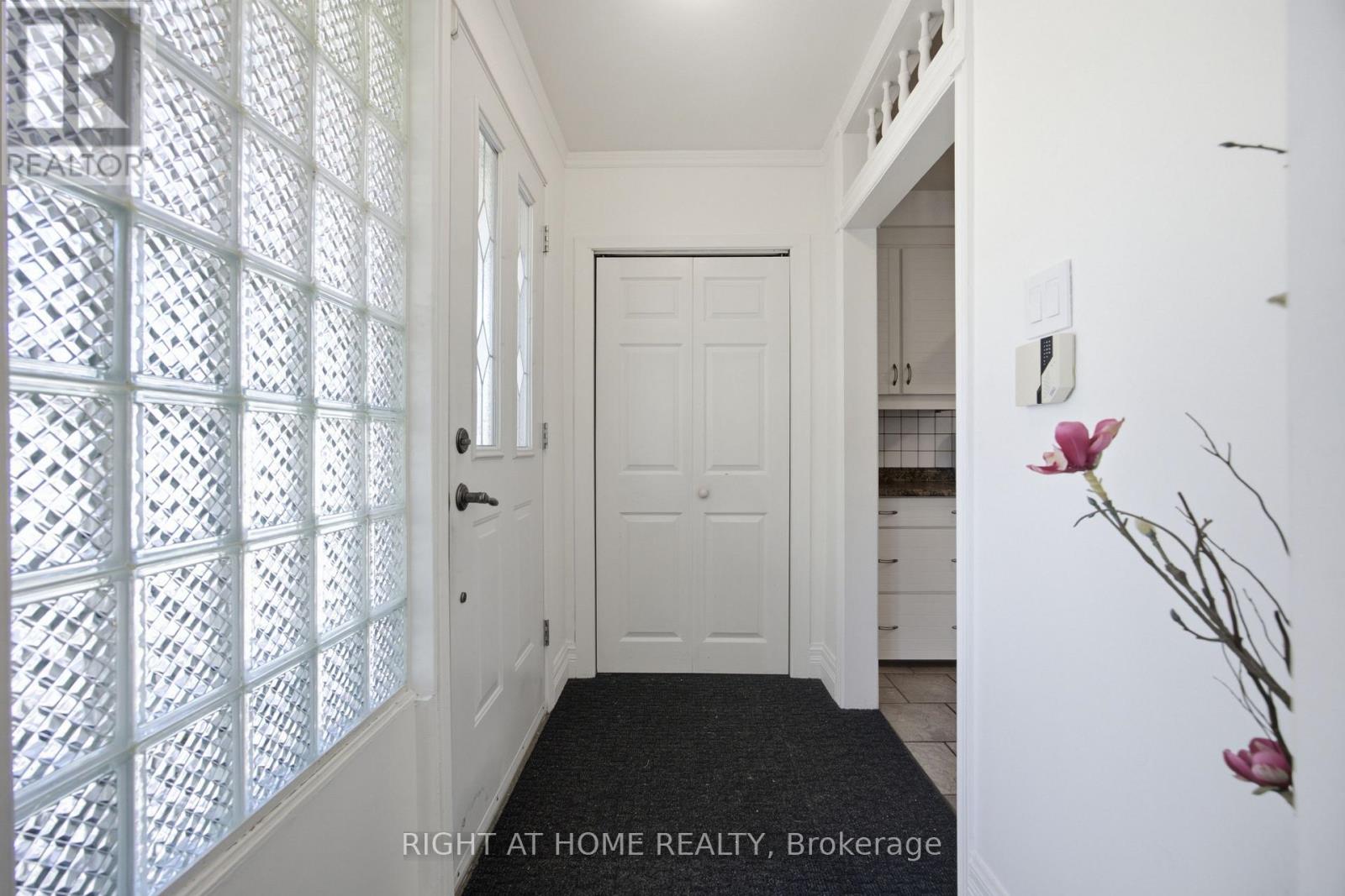 45 Faversham Crescent, Toronto, Ontario  M9C 3X7 - Photo 5 - W13634818