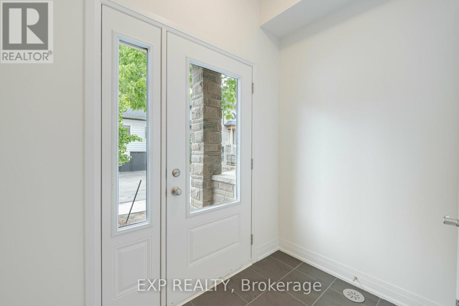 209 Wyndham Street, Mississauga, Ontario  L5M 2S5 - Photo 2 - W13634936