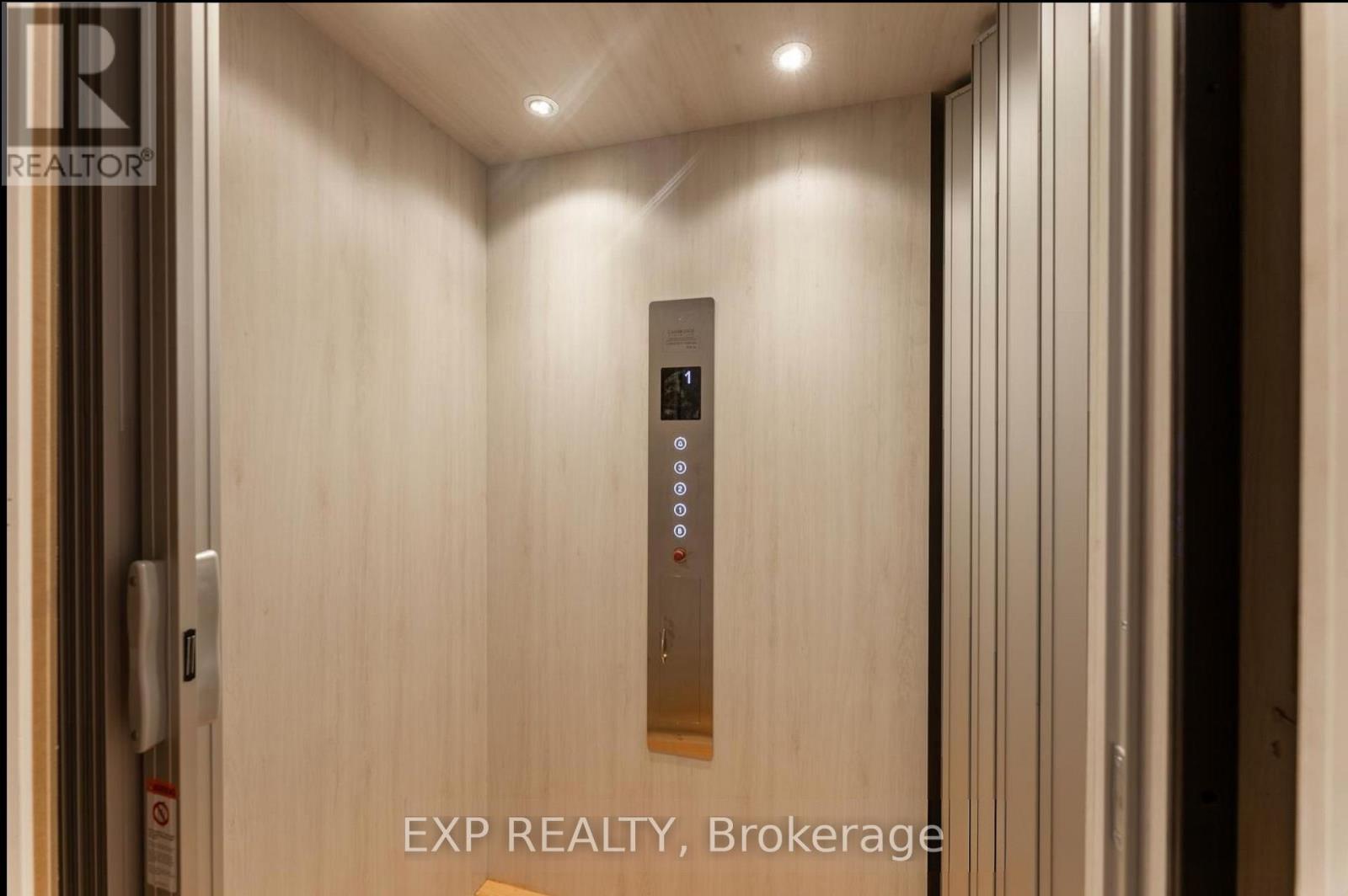 209 Wyndham Street, Mississauga, Ontario  L5M 2S5 - Photo 3 - W13634936