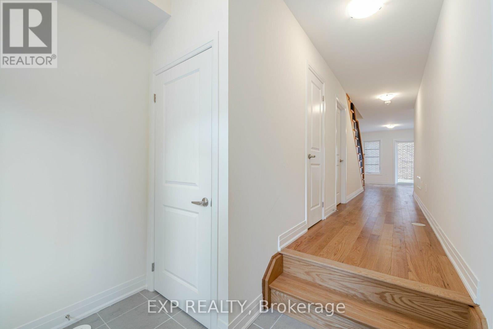 209 Wyndham Street, Mississauga, Ontario  L5M 2S5 - Photo 4 - W13634936