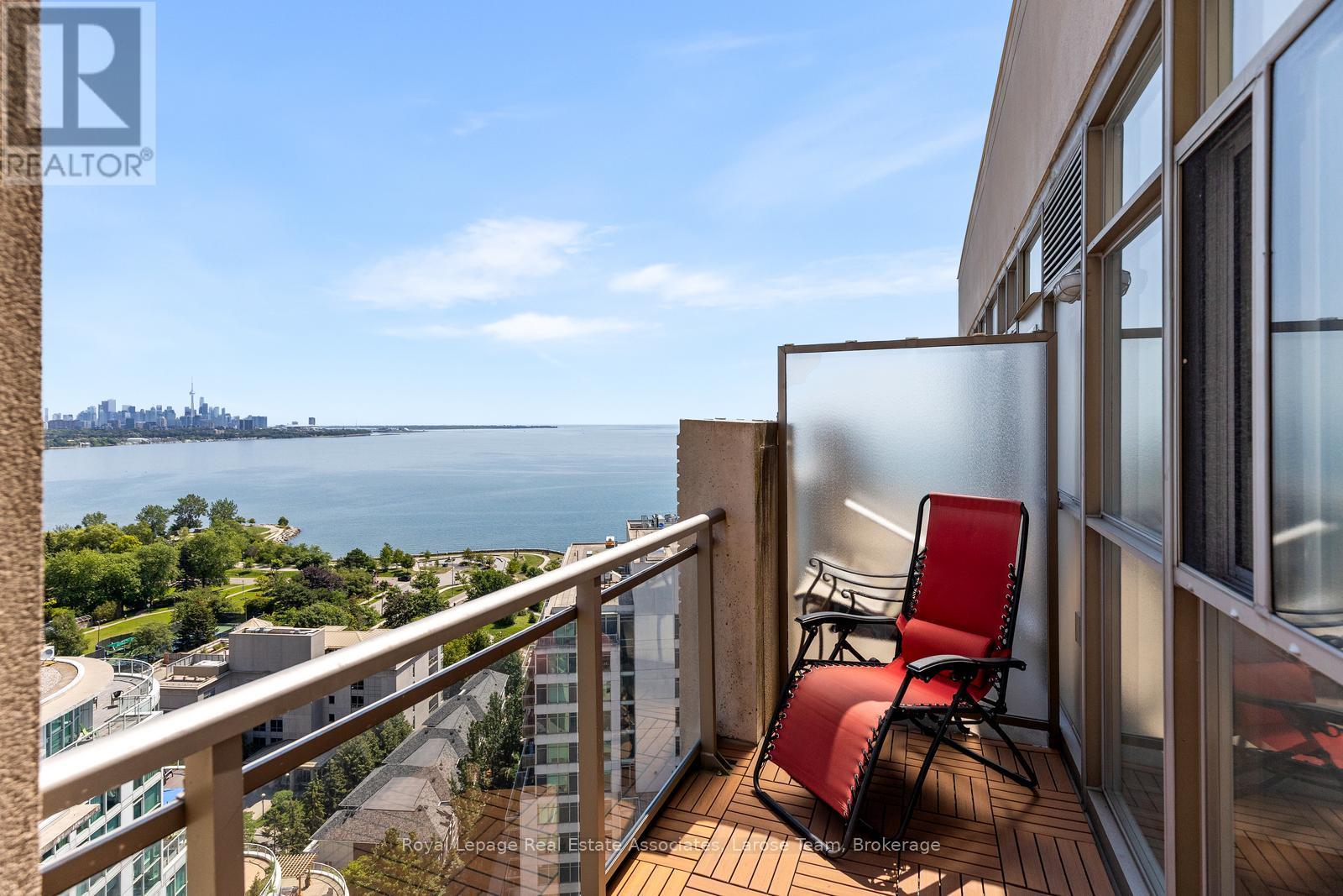 <div class="slider-price">$700,000</div><p>2101 - 3 Marine Parade Drive, Toronto, Ontario</p>