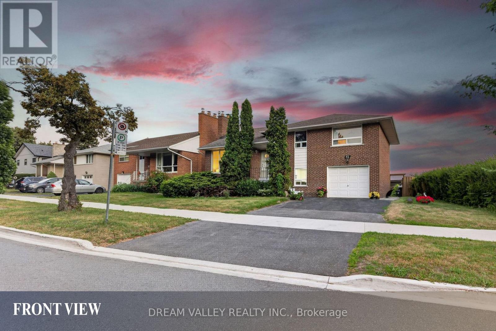 <div class="slider-price">$1,099,000</div><p>51 Sloley Road S, Toronto, Ontario</p>