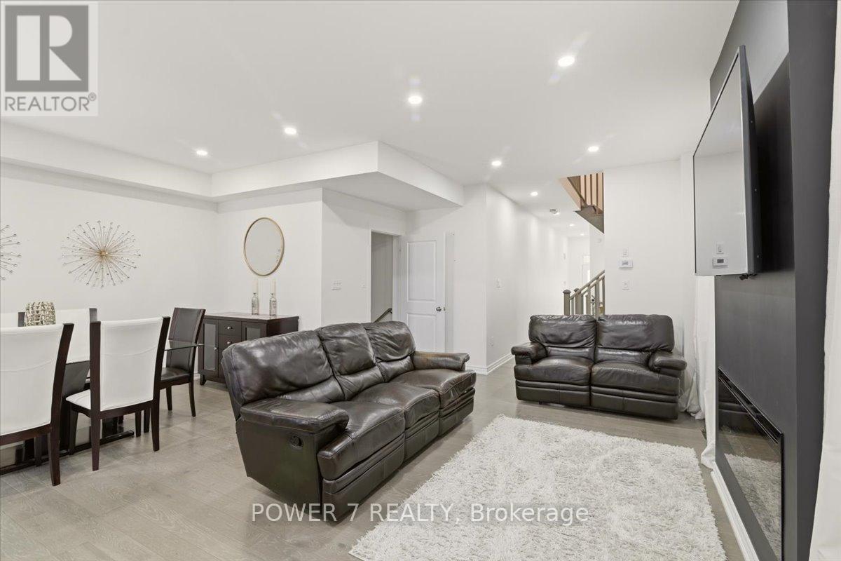 94 Conarty Crescent, Whitby, Ontario L1P 0L4 - Photo 4 - E13635200