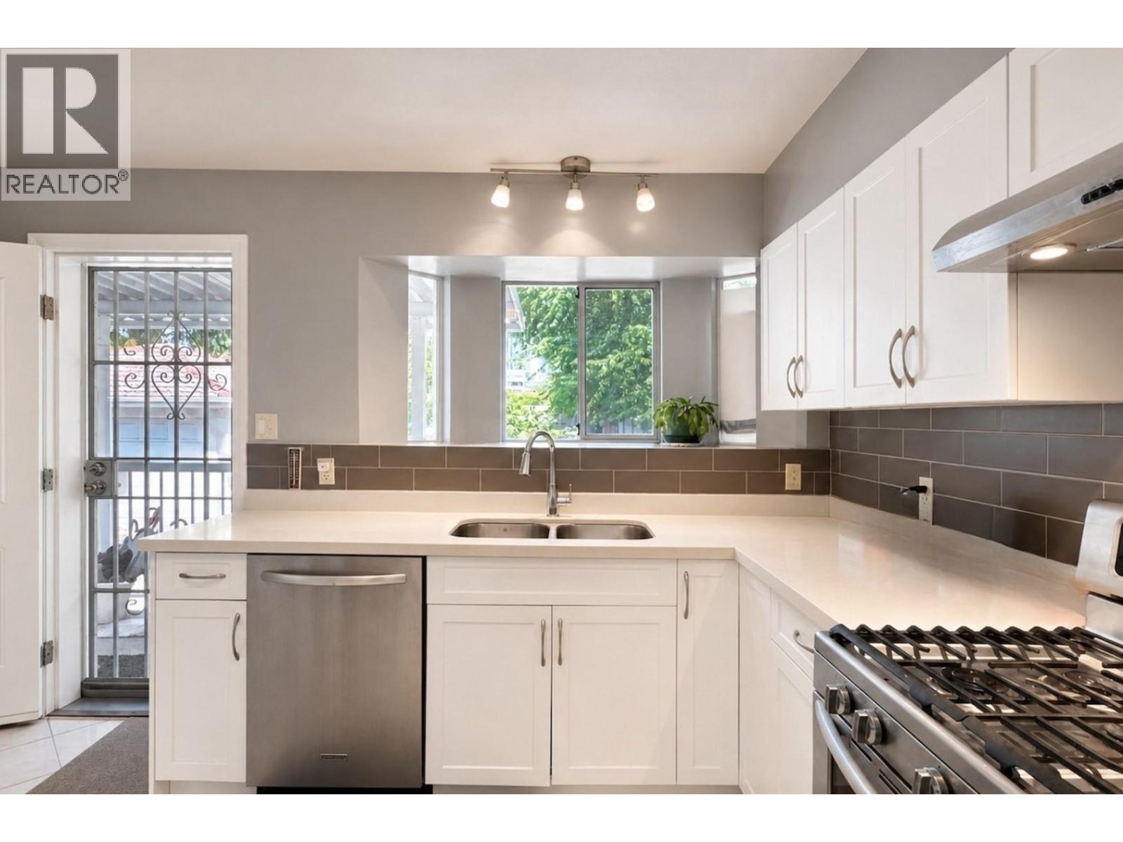 4925 Sidley Street, Burnaby, British Columbia  V5J 1T6 - Photo 10 - R3152090