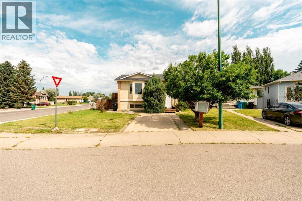 194 Mt Blakiston Road W, Lethbridge, Alberta  T1K 6M5 - Photo 2 - A2331364