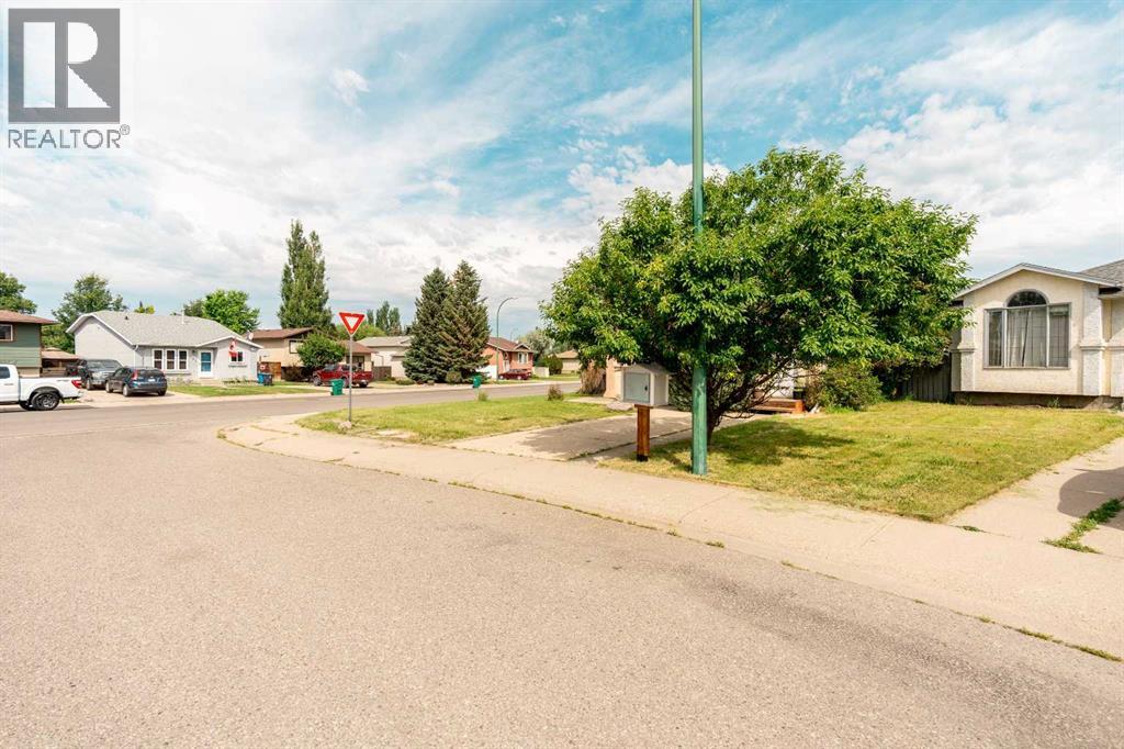 194 Mt Blakiston Road W, Lethbridge, Alberta  T1K 6M5 - Photo 3 - A2331364