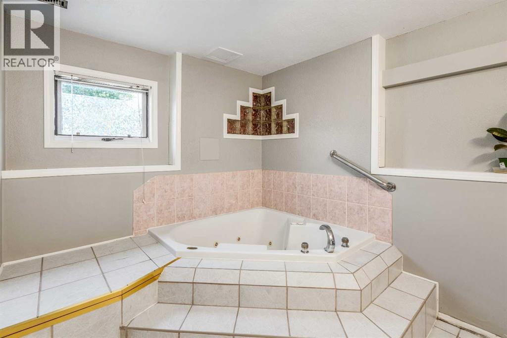 194 Mt Blakiston Road W, Lethbridge, Alberta  T1K 6M5 - Photo 35 - A2331364
