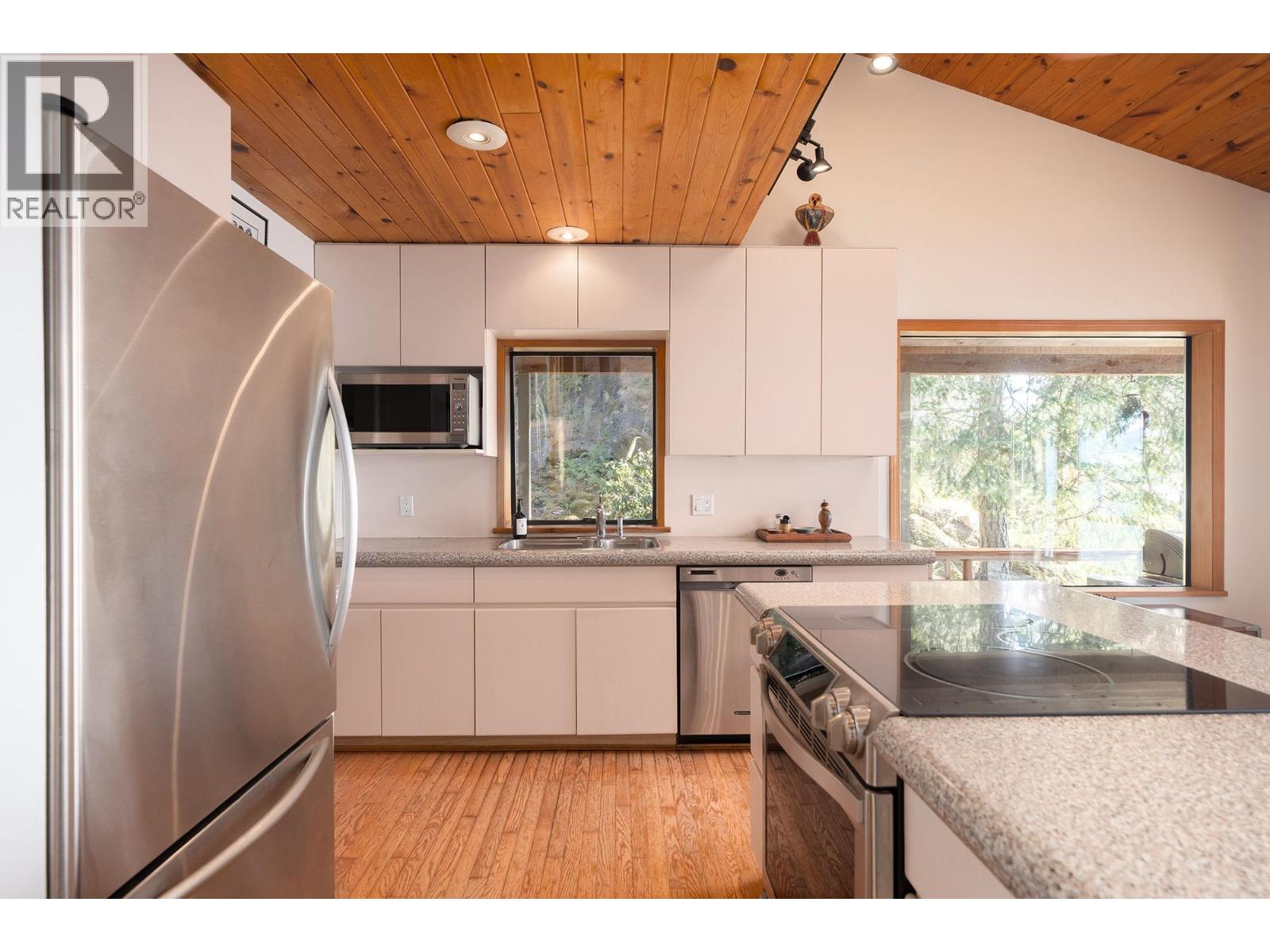 990 Windjammer Road, Bowen Island, British Columbia  V0N 1G2 - Photo 11 - R3141428