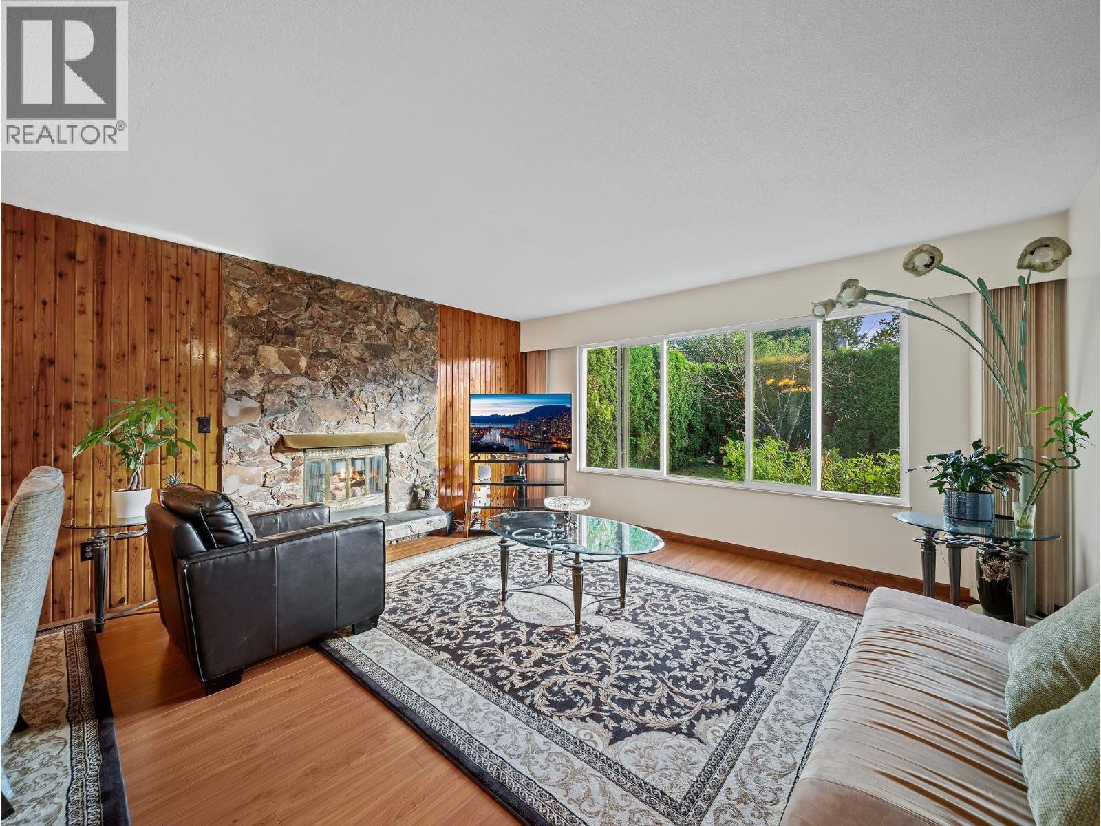 667 Cypress Street, Coquitlam, British Columbia  V3J 6L3 - Photo 4 - R3151586