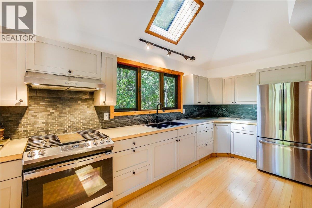 5631 Longbeach Road, Nelson, British Columbia  V1L 6N9 - Photo 15 - 10374255