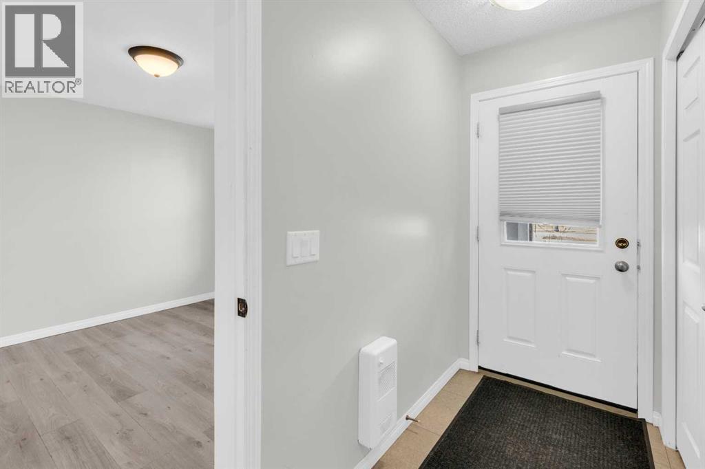 140 Sundown Road, Cochrane, Alberta  T4C 2M5 - Photo 2 - A2306412