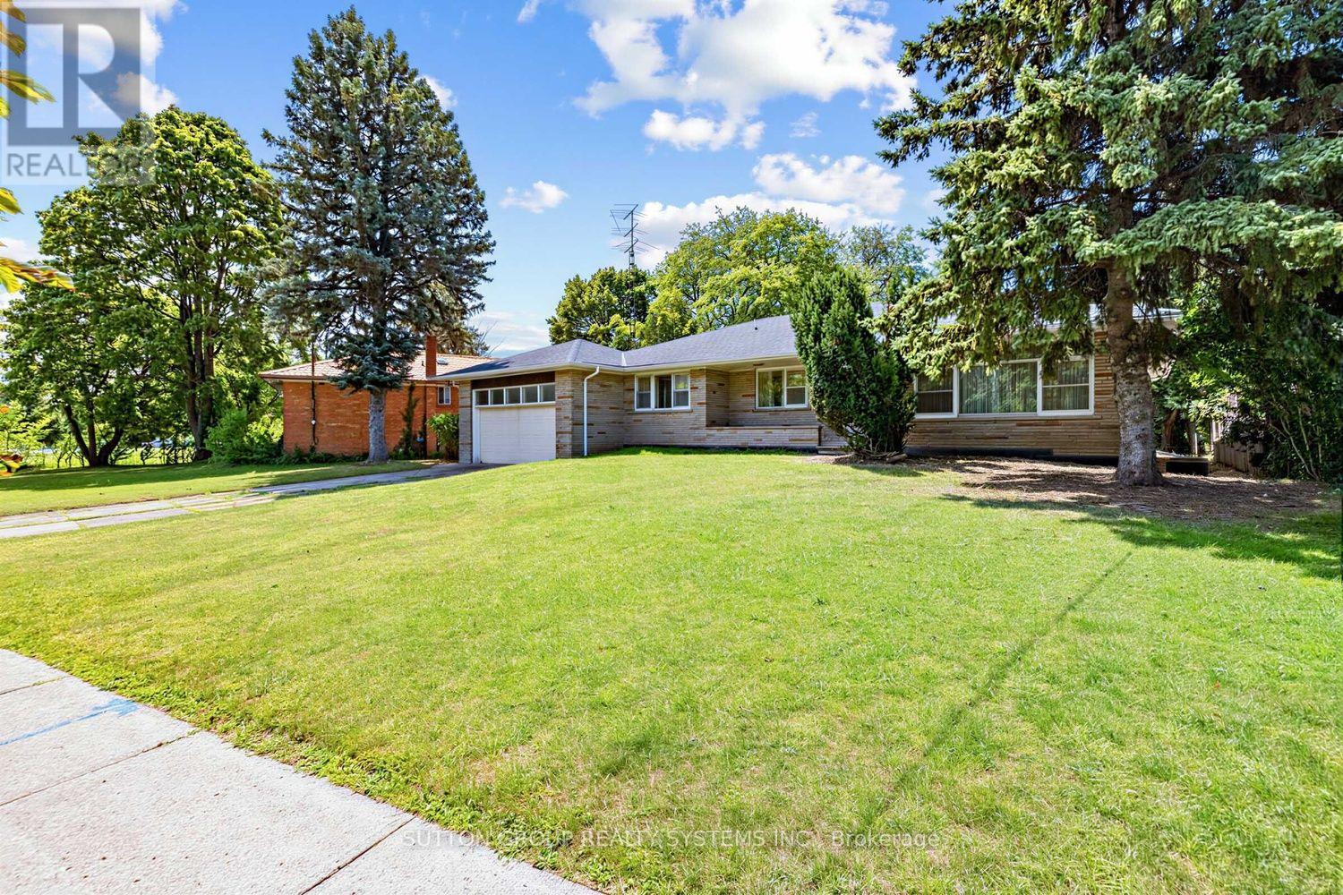 4 Banbury Road, Toronto, Ontario  M3B 2L3 - Photo 2 - C13635540