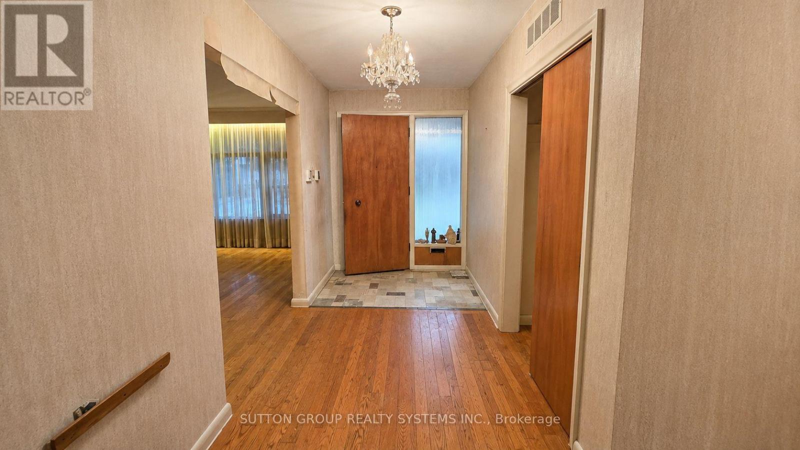 4 Banbury Road, Toronto, Ontario  M3B 2L3 - Photo 5 - C13635540