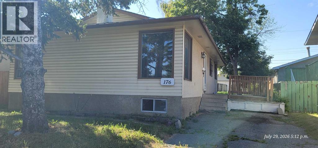 176 Penbrooke Close SE, Calgary, Alberta  T2A 3P1 - Photo 2 - A2334212