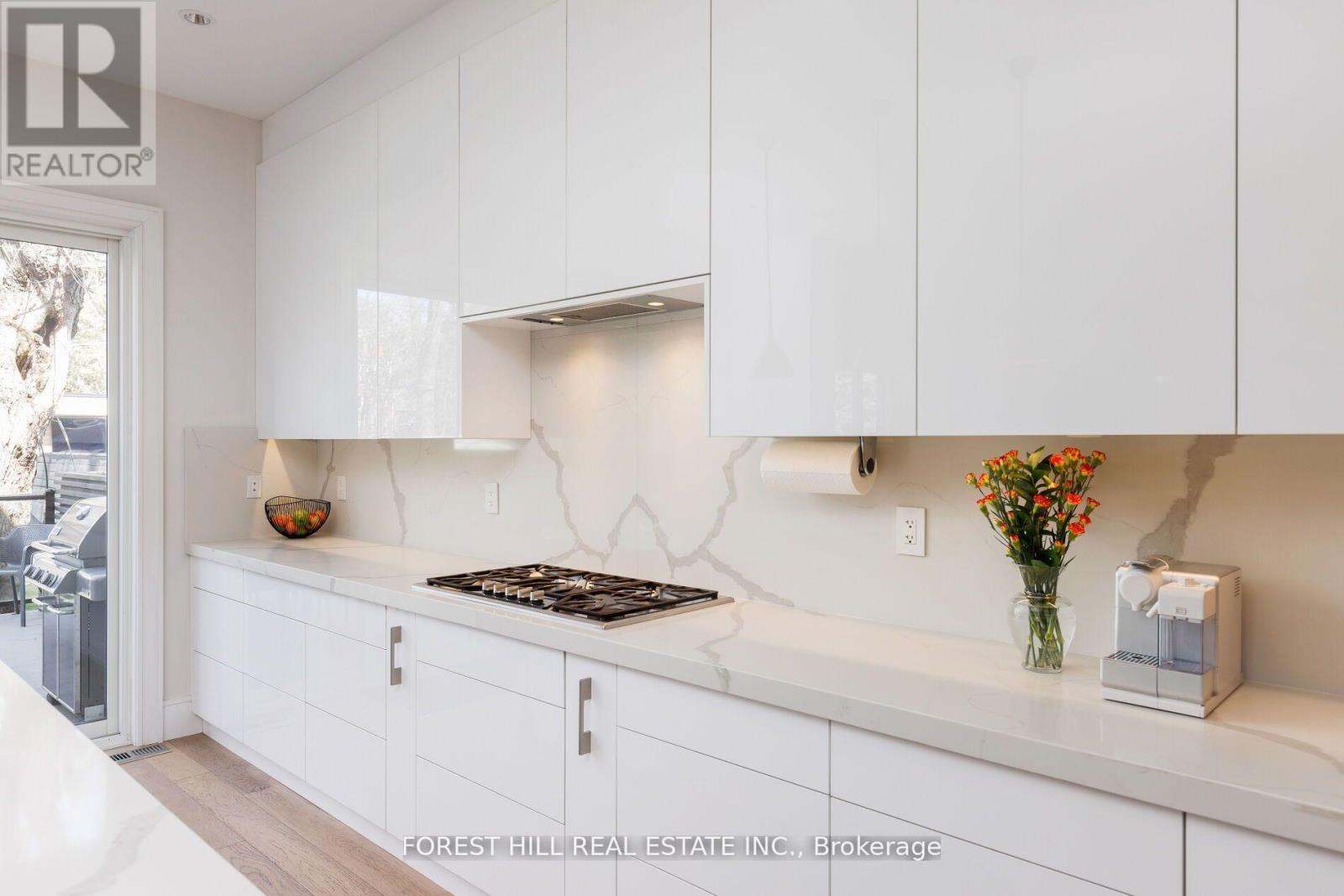 8 NORA ROAD Toronto (Islington-City Centre West), ON M9A 1C9