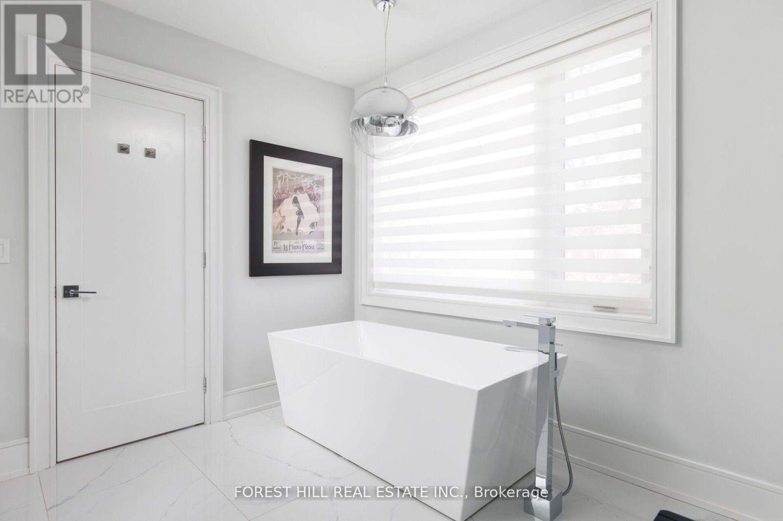 8 NORA ROAD Toronto (Islington-City Centre West), ON M9A 1C9