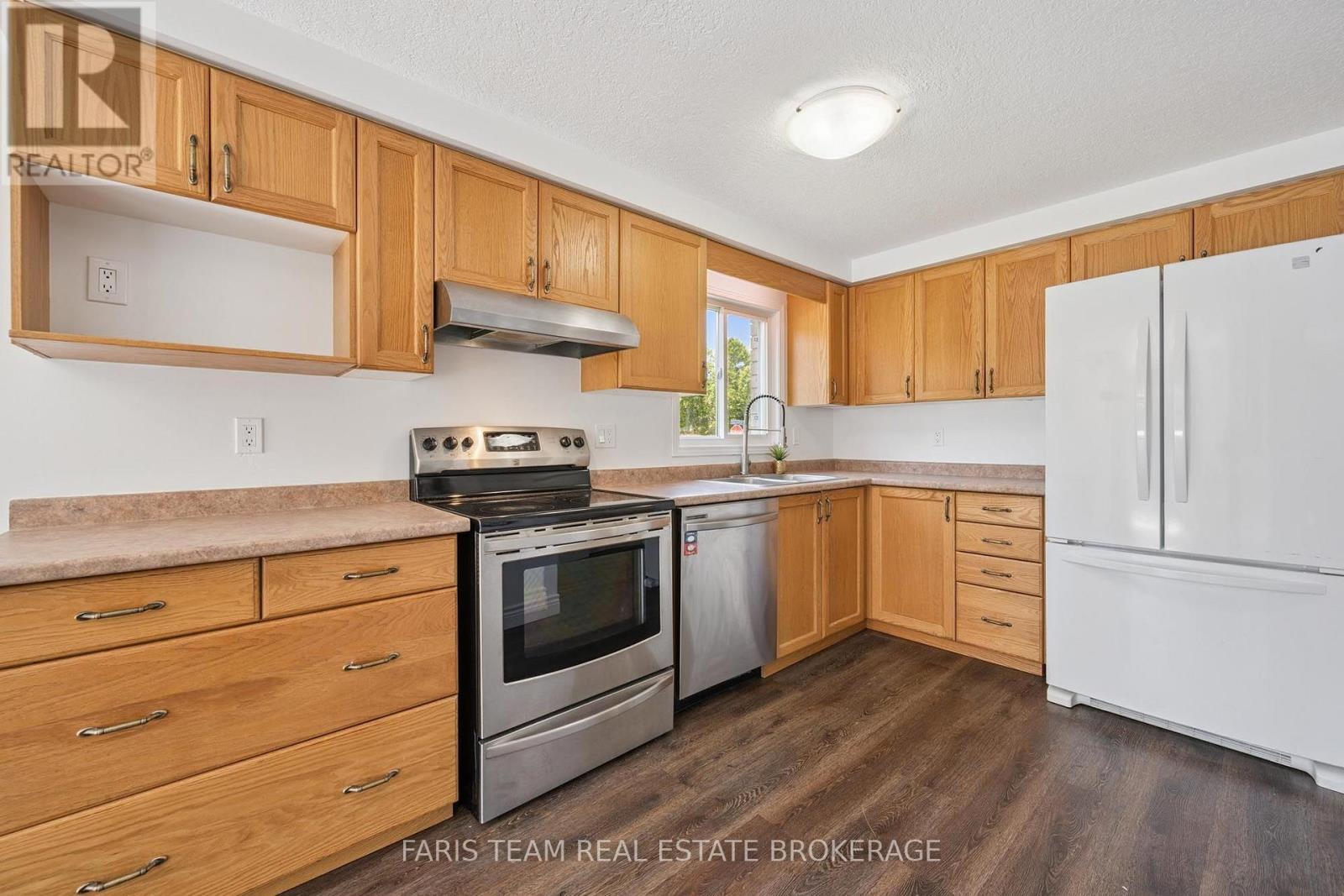 71 Peach Blossom Crescent, Kitchener, Ontario  N2E 3Z7 - Photo 10 - X13635500