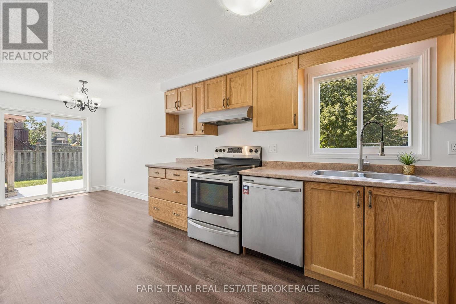 71 Peach Blossom Crescent, Kitchener, Ontario  N2E 3Z7 - Photo 8 - X13635500