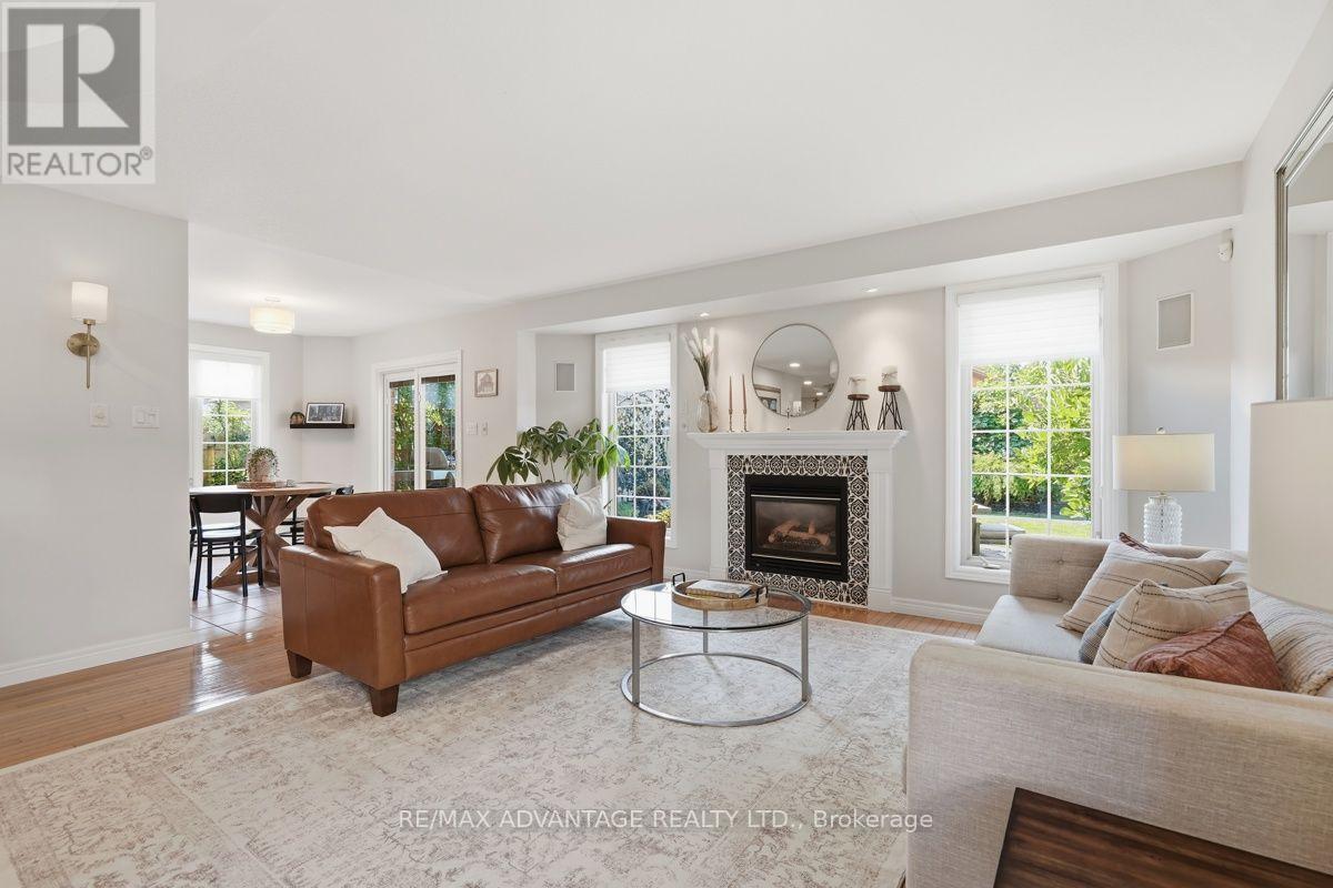 831 Crestview Crescent, London South, Ontario  N6K 4W3 - Photo 4 - X13635794