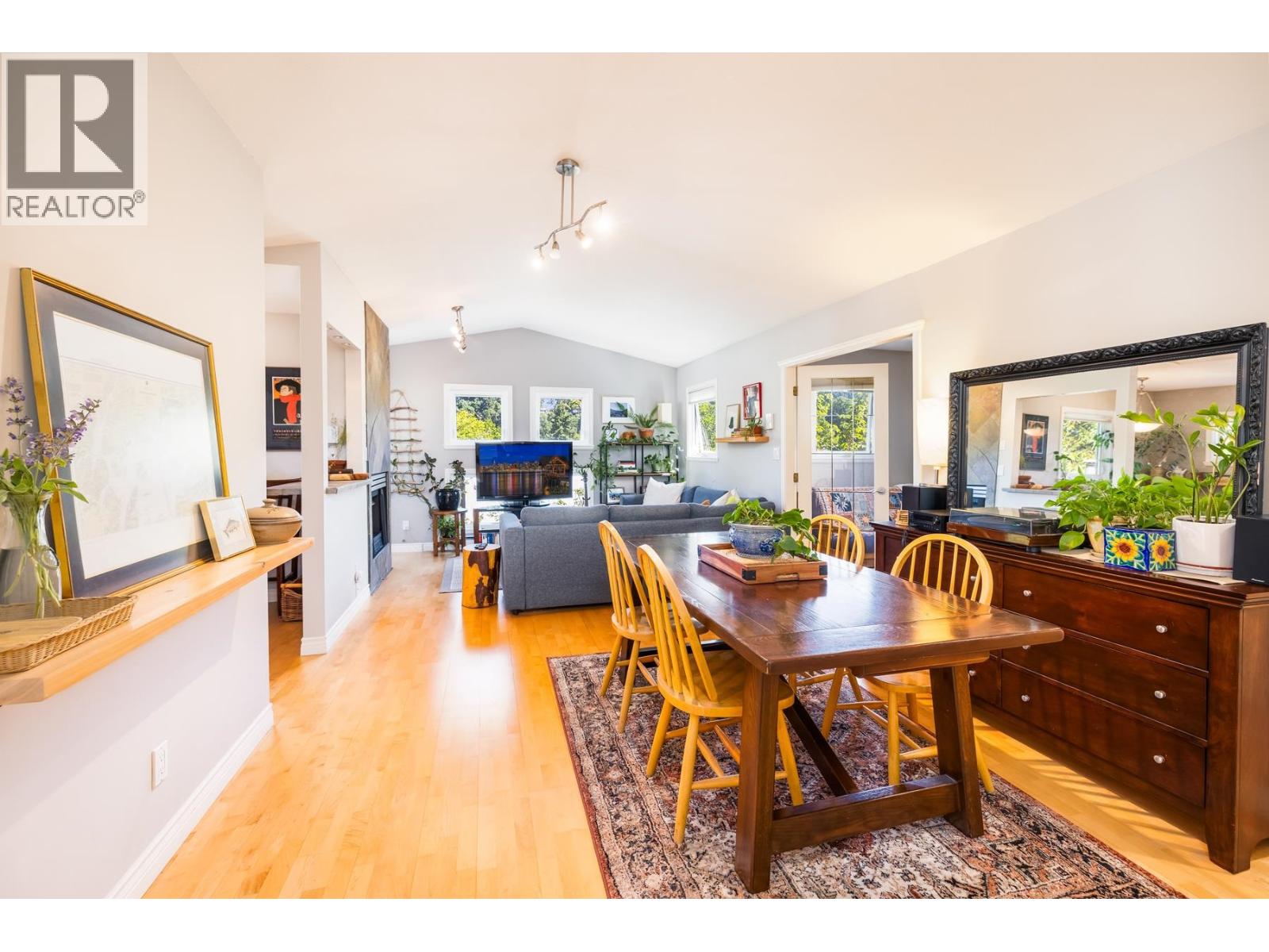 303 1528 BOWSER AVENUE, north vancouver, British Columbia