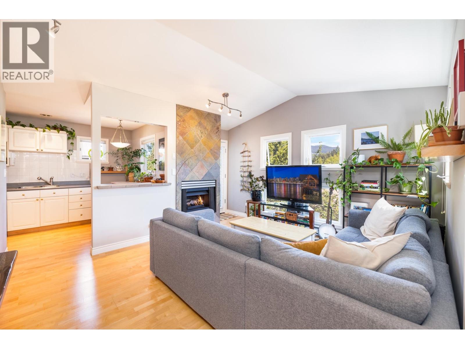 303 1528 Bowser Avenue, North Vancouver, British Columbia  V7P 2Y3 - Photo 6 - R3152225