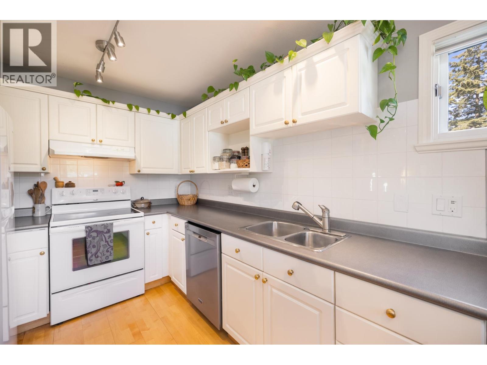 303 1528 Bowser Avenue, North Vancouver, British Columbia  V7P 2Y3 - Photo 9 - R3152225