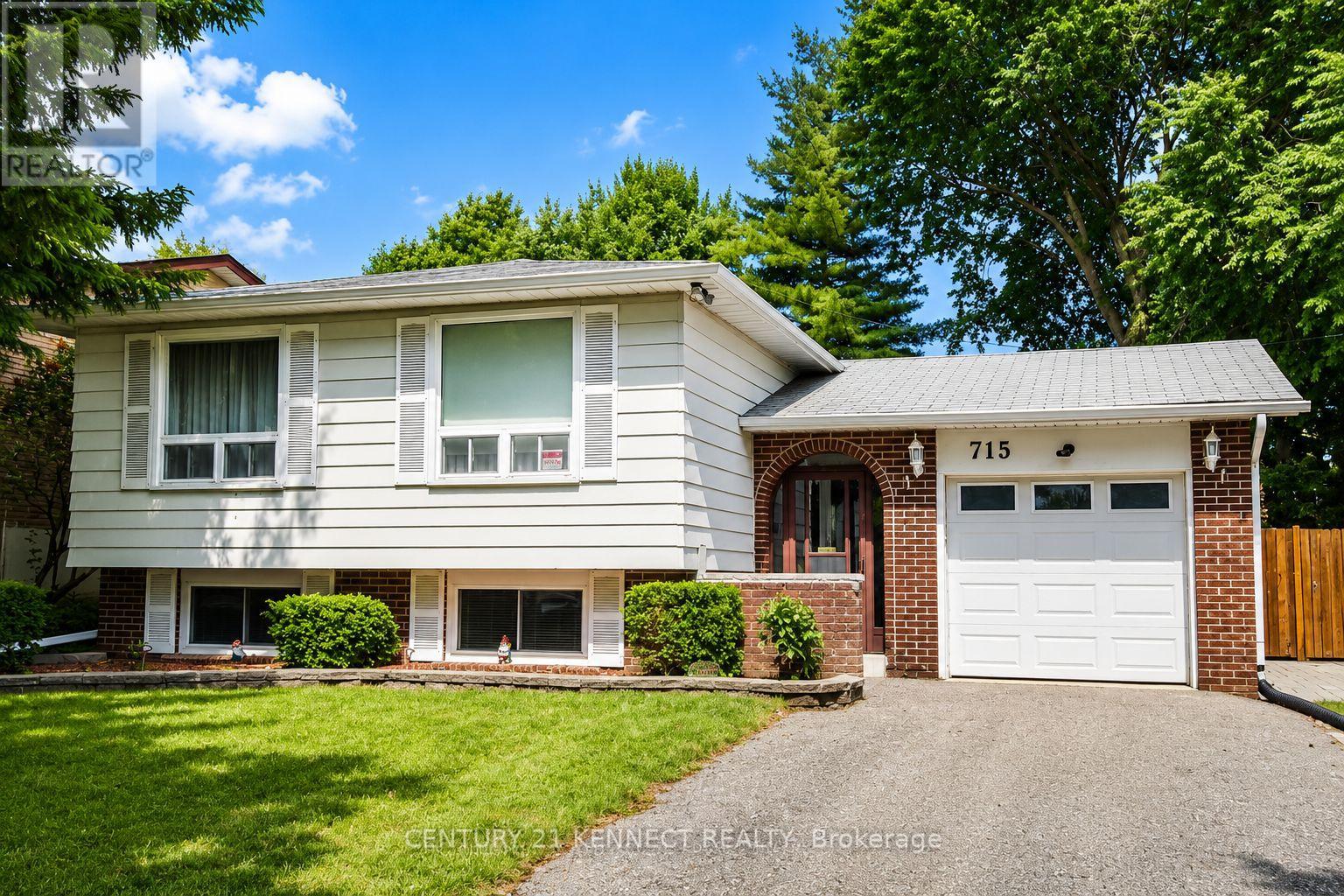 715 Waverly Street N, Oshawa, Ontario  L1J 6C1 - Photo 1 - E13635692