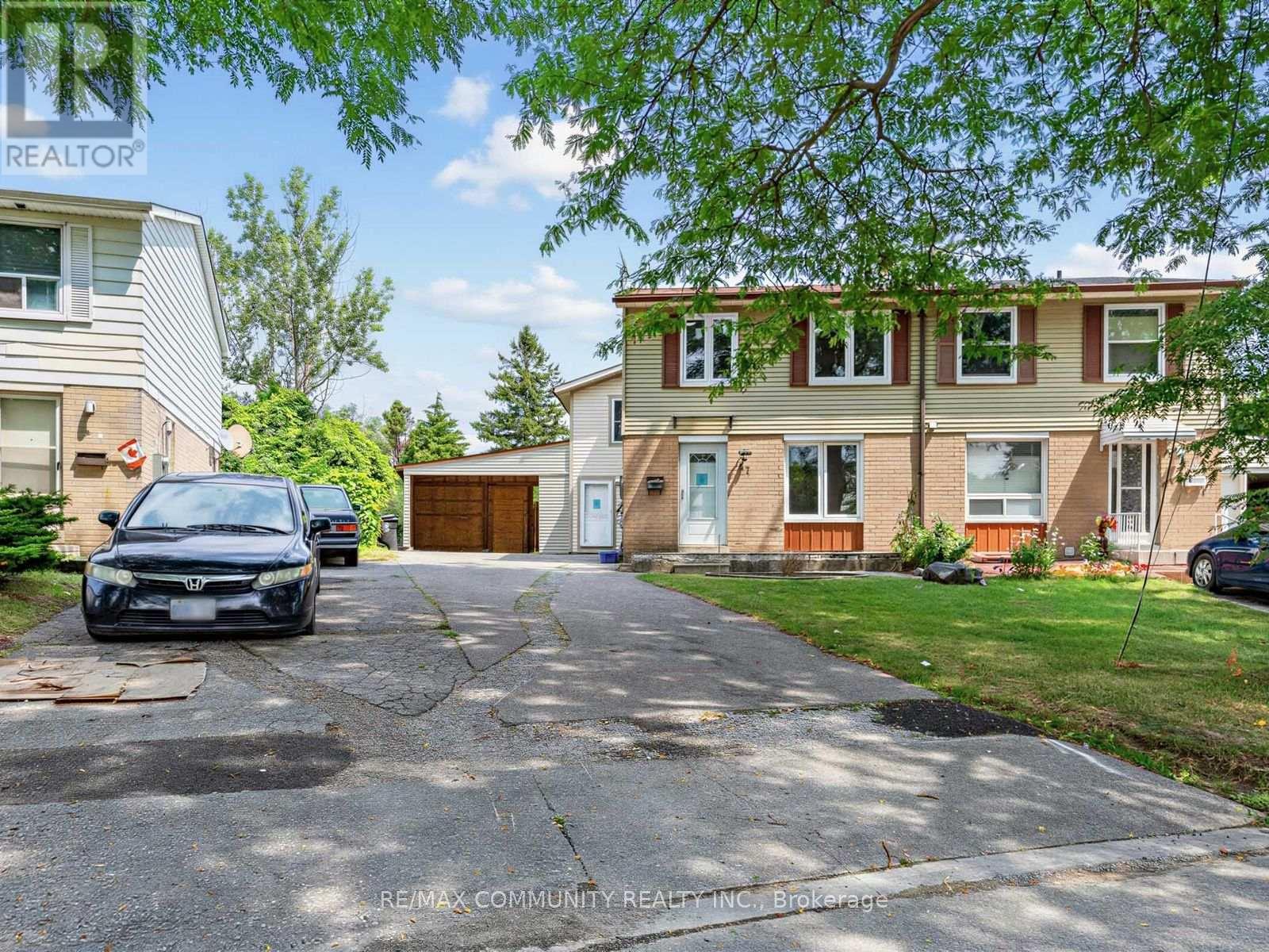 <div class="slider-price">$799,000</div><p>37 Tinbury Place, Toronto, Ontario</p>