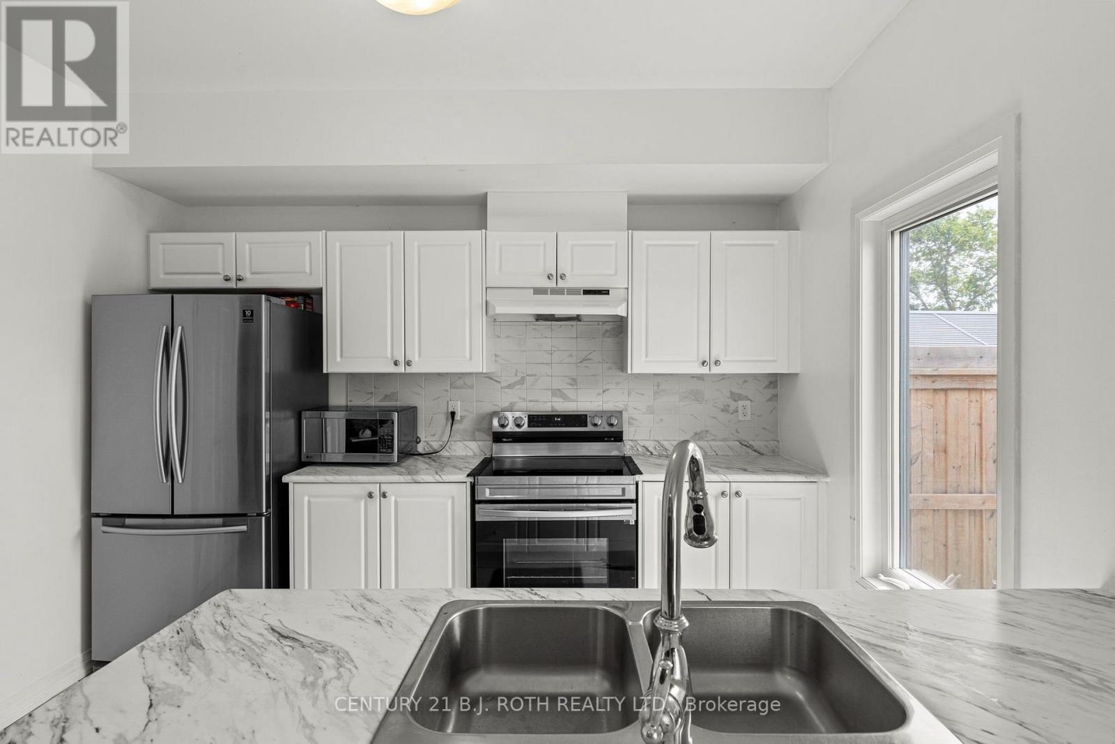 24 Brown Bear Street, Barrie, Ontario  L9J 0H8 - Photo 10 - S13635724