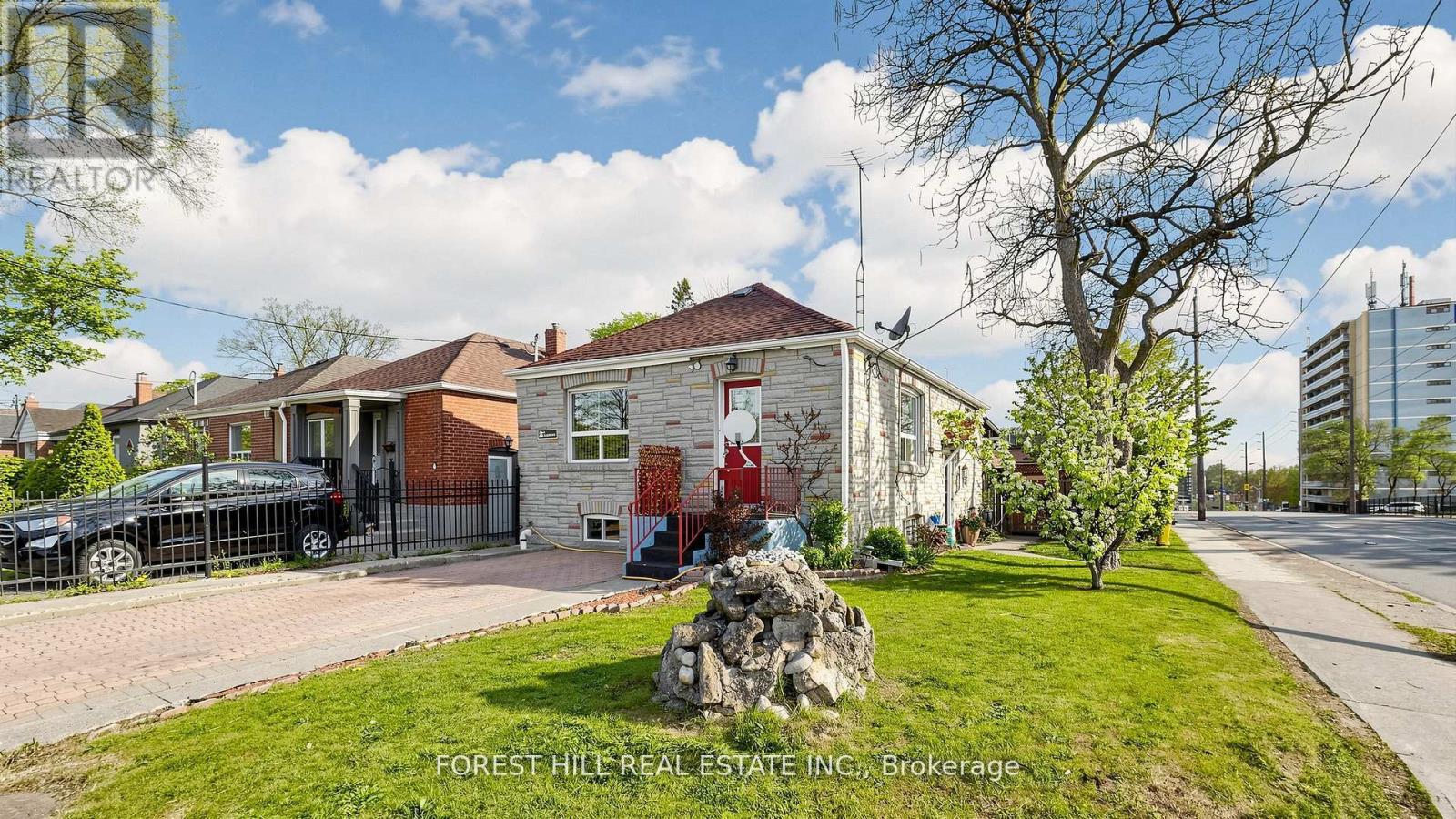 <div class="slider-price">$949,900</div><p>2 Ellins Avenue, Toronto, Ontario</p>