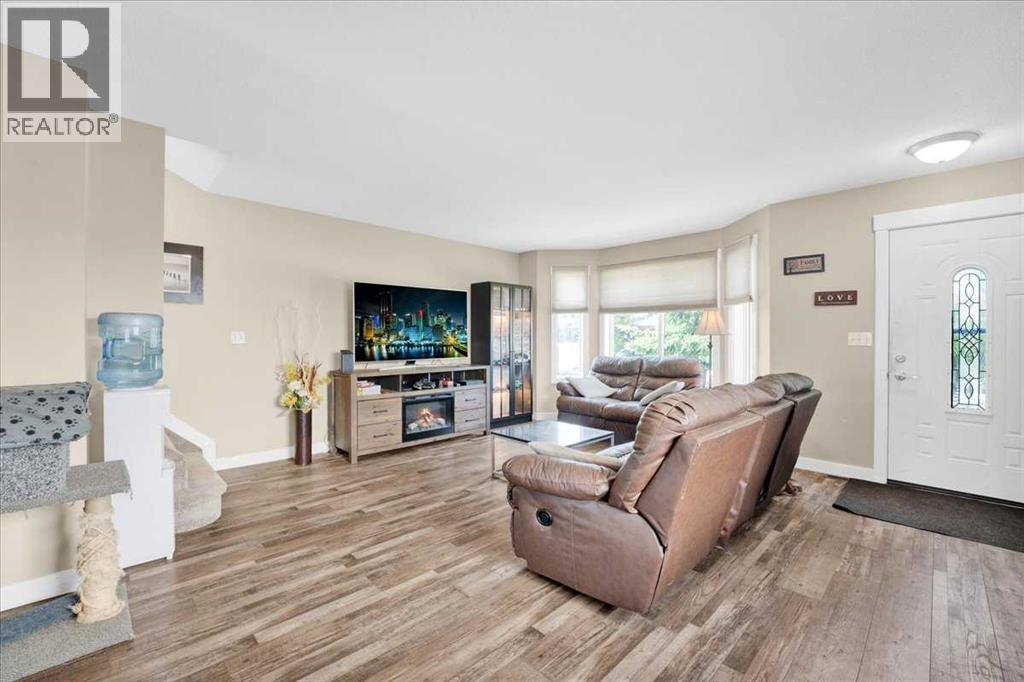 118 Meadowpark Drive, Carstairs, Alberta  T0M 0N0 - Photo 5 - A2325309