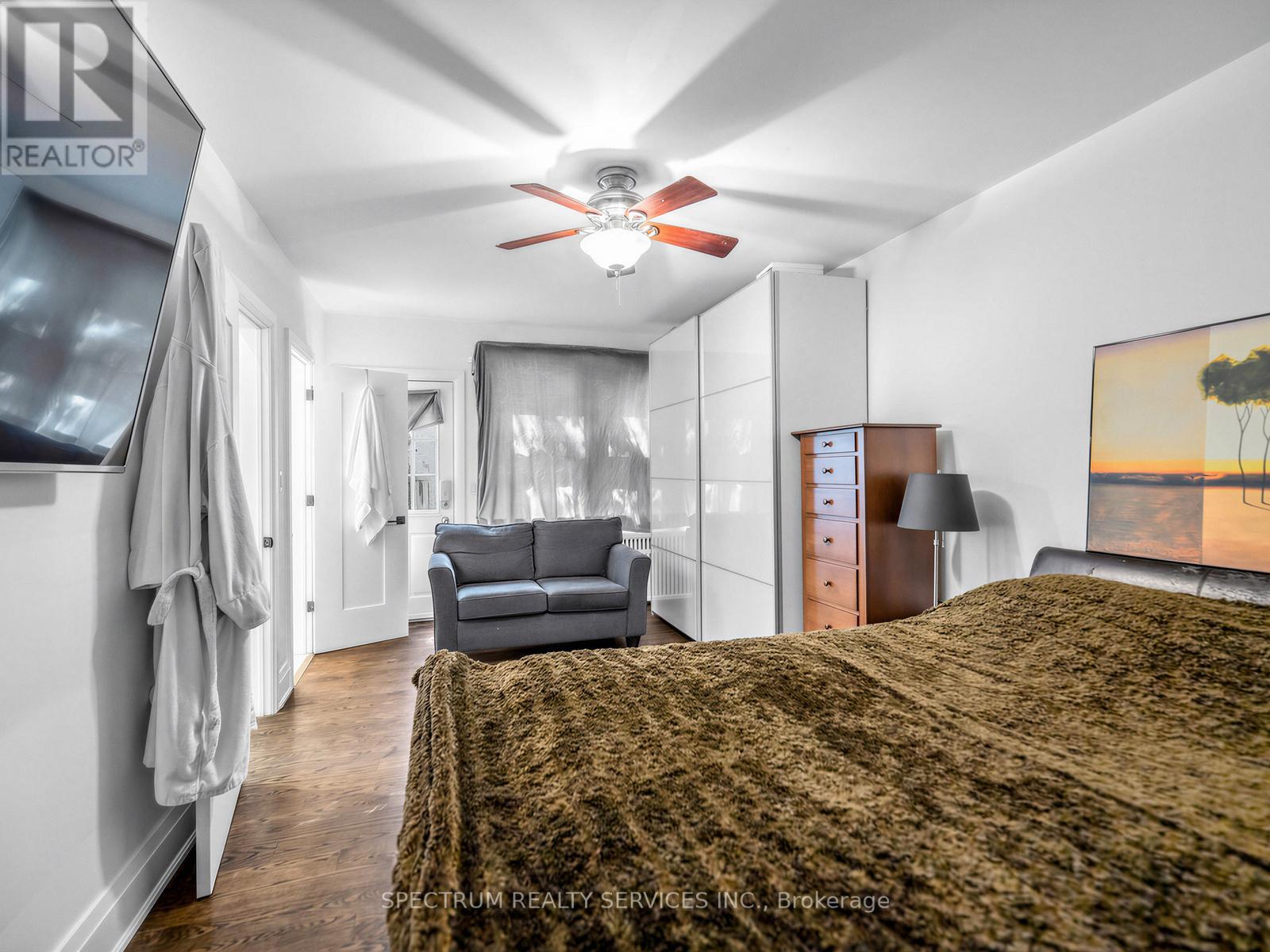 29 Raglan Avenue, Toronto, Ontario  M6C 2K7 - Photo 10 - C13489834