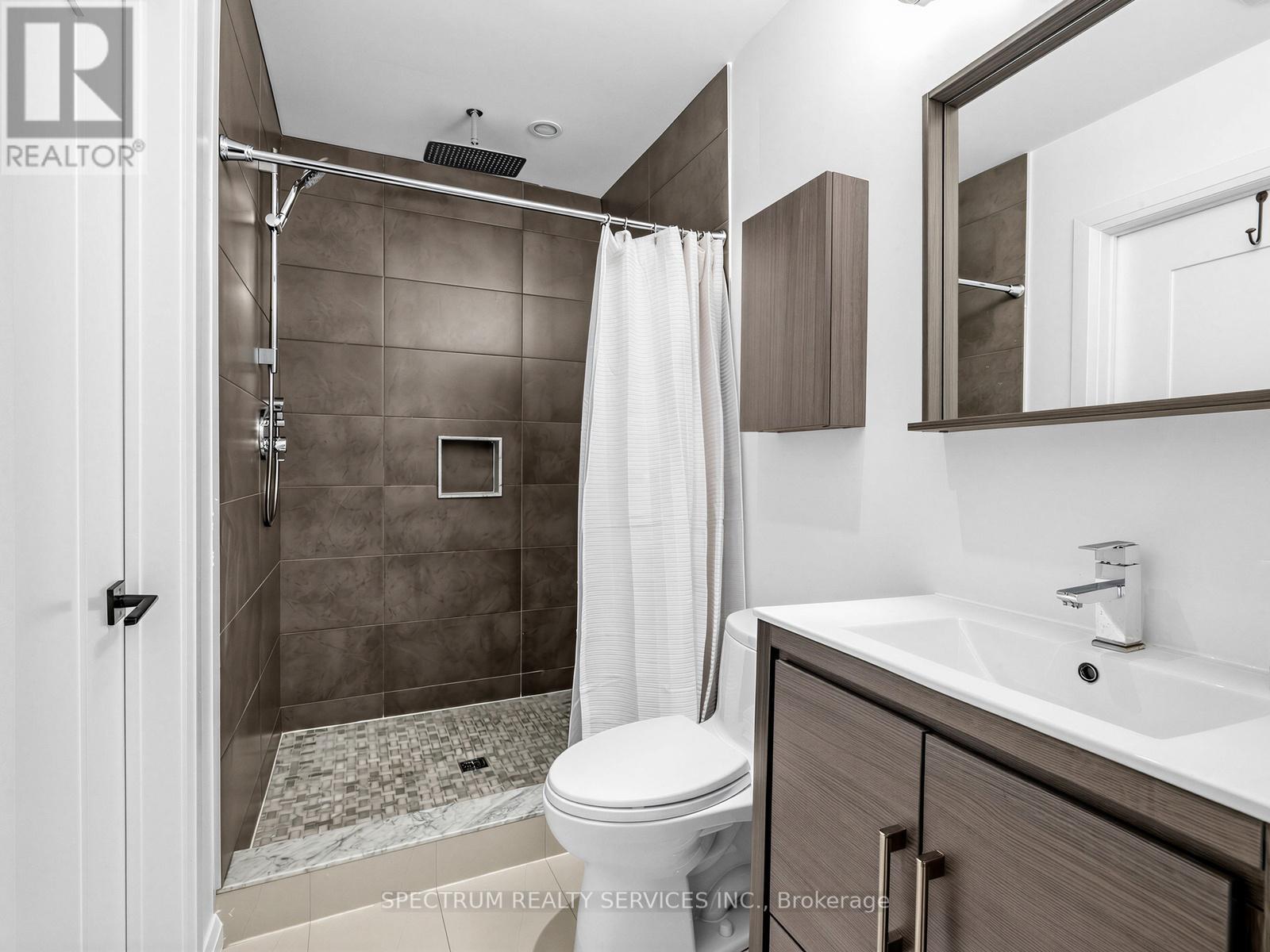 29 Raglan Avenue, Toronto, Ontario  M6C 2K7 - Photo 14 - C13489834