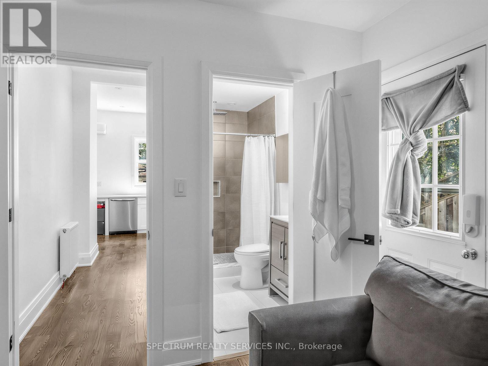 29 Raglan Avenue, Toronto, Ontario  M6C 2K7 - Photo 9 - C13489834