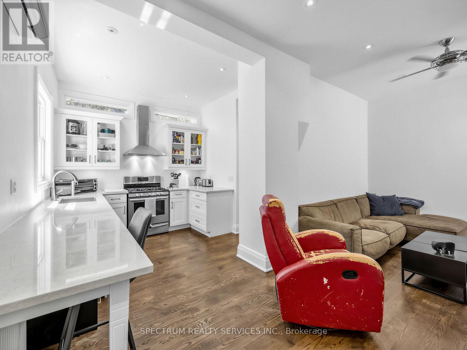 29 Raglan Avenue, Toronto, Ontario  M6C 2K7 - Photo 7 - C13489834