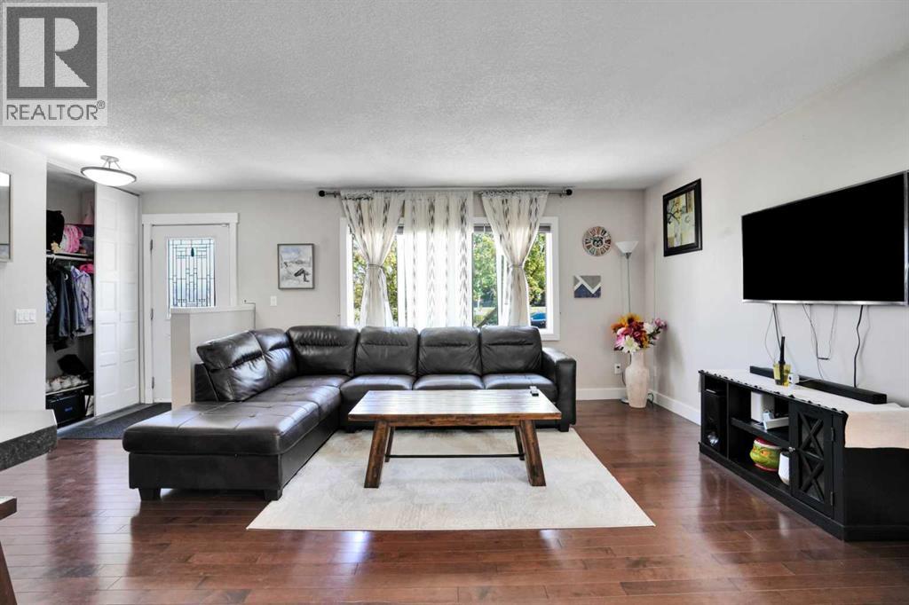 1015 Maitland Way NE, Calgary, Alberta  T2A 5K5 - Photo 4 - A2333023