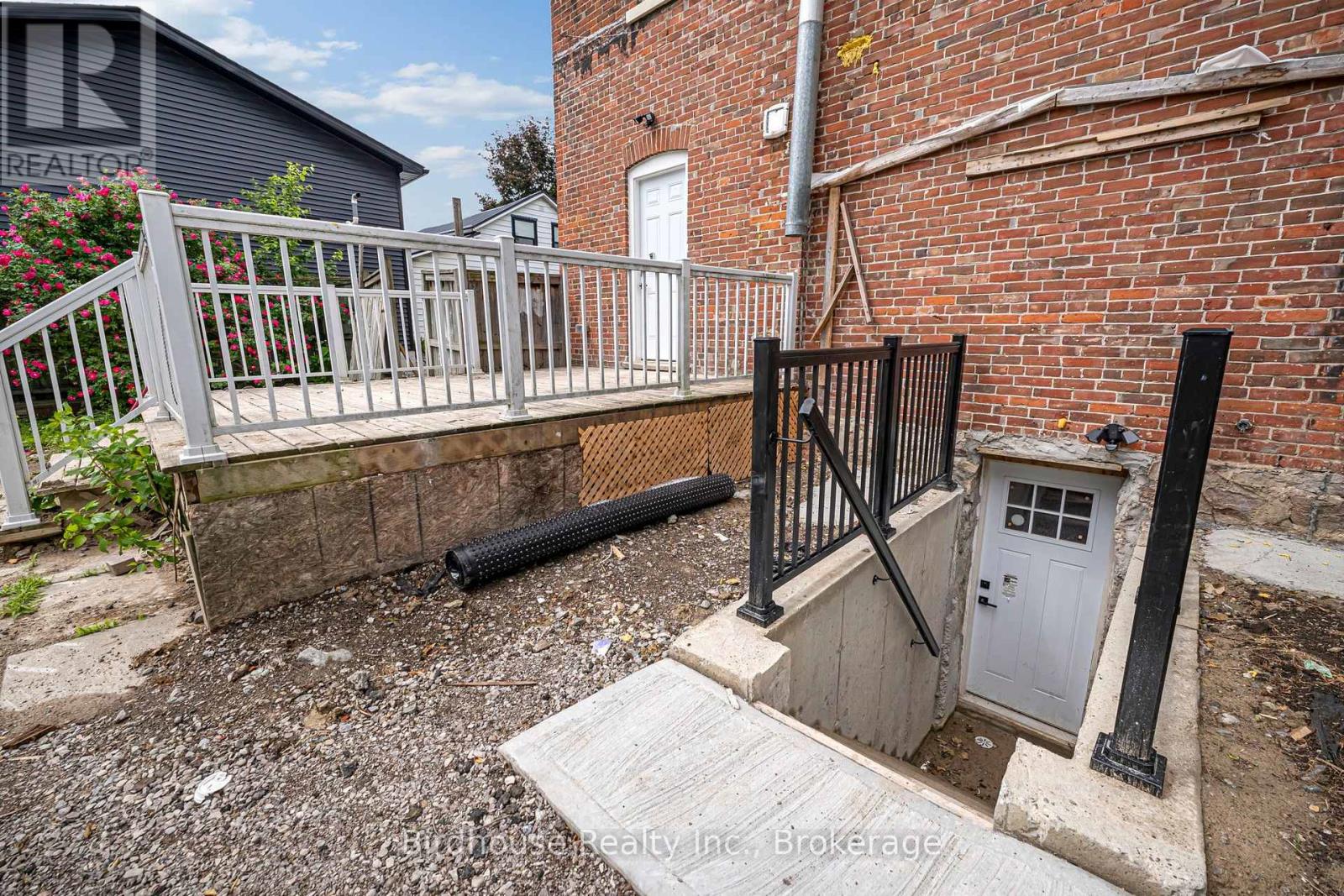 UNIT#B - 108 LINDSAY STREET S