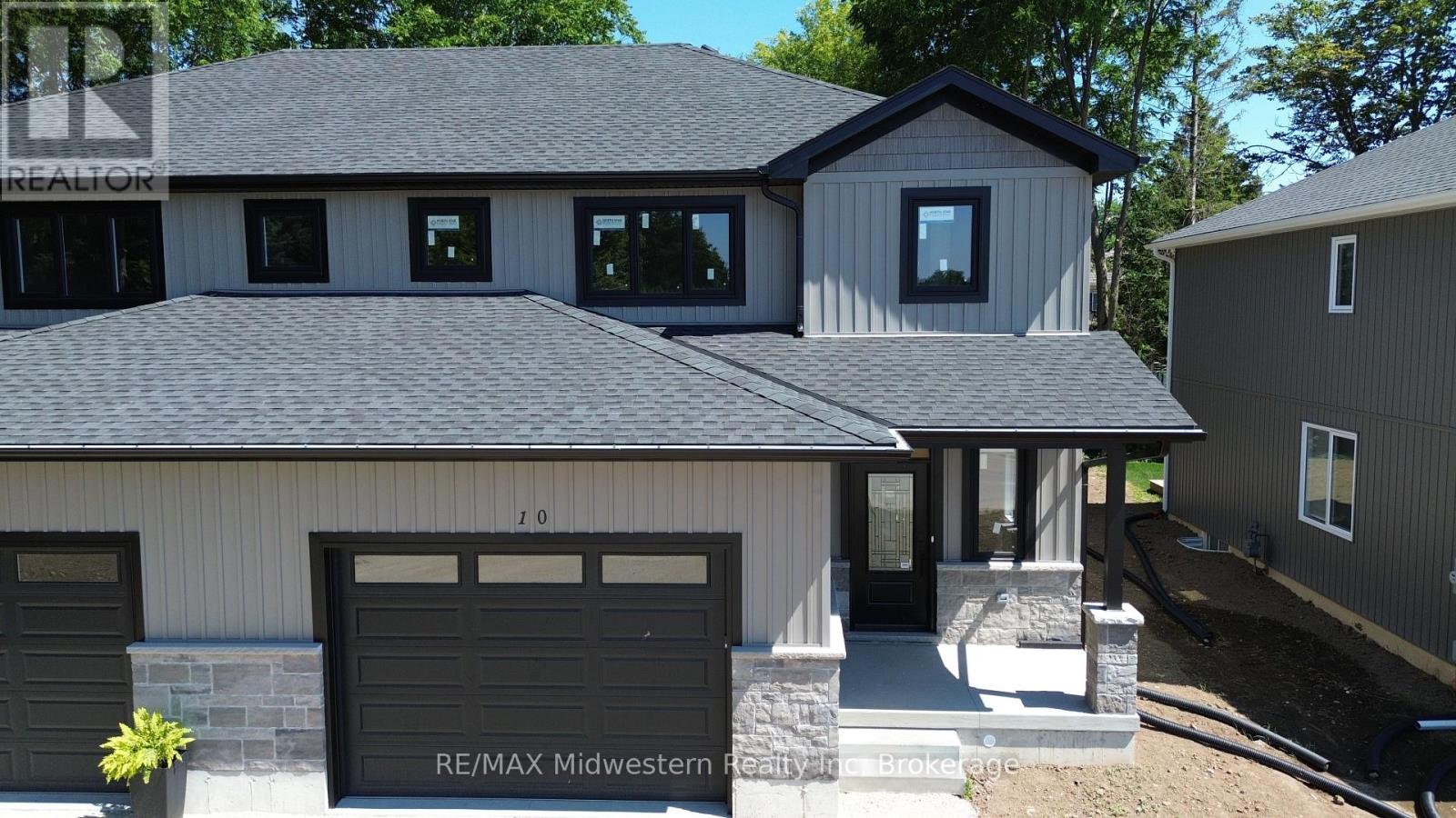 10 Roberts Street, Huron East, Ontario  N0K 1W0 - Photo 2 - X13635928