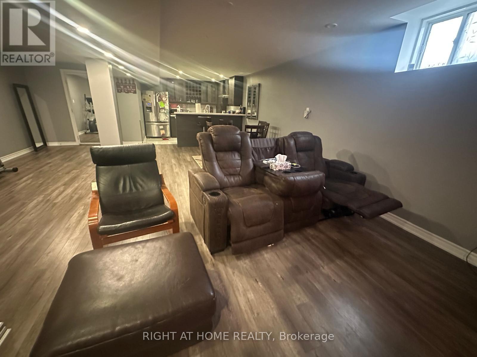 677 Mcgregor   Farm Trail, Newmarket, Ontario  L3X 0H3 - Photo 4 - N13635852