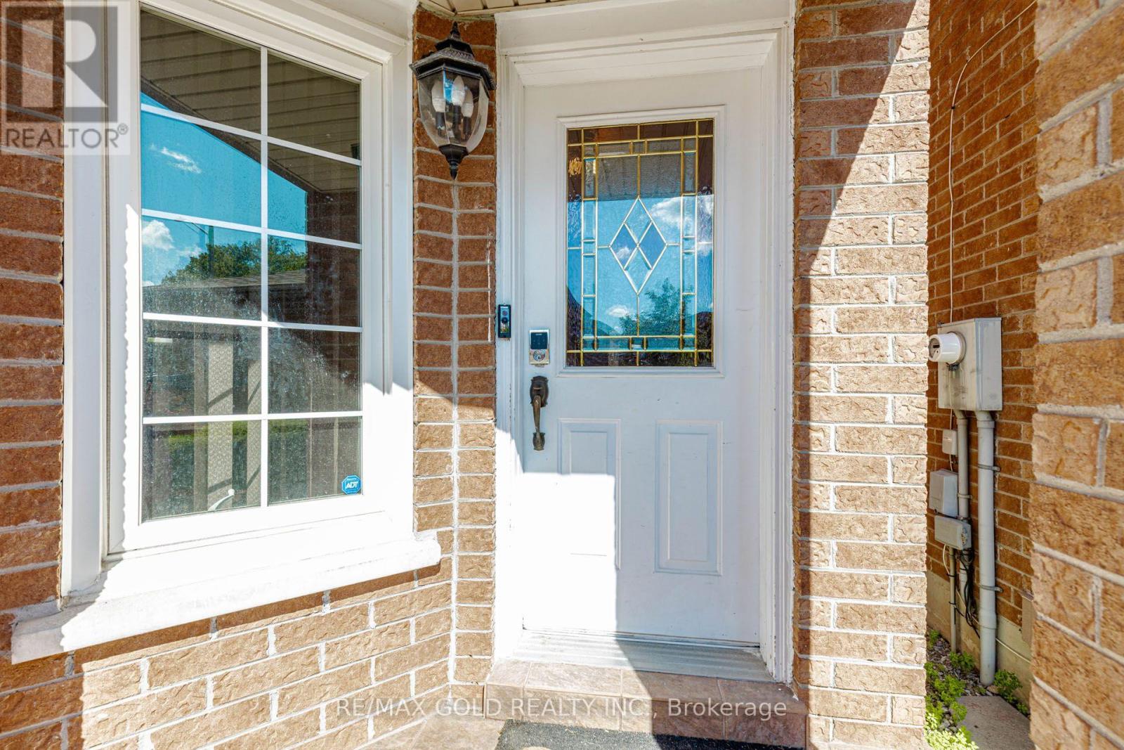 12 Mccleave Crescent, Brampton, Ontario  L6Y 4Z6 - Photo 3 - W13635876