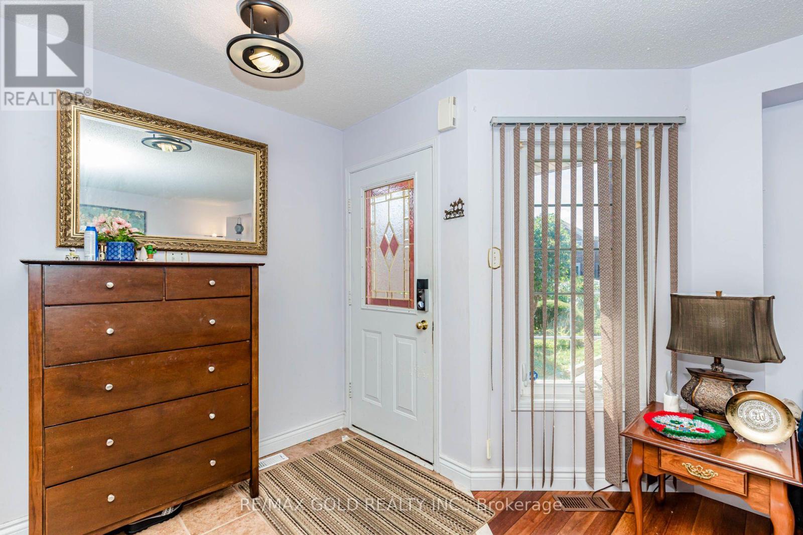 12 Mccleave Crescent, Brampton, Ontario  L6Y 4Z6 - Photo 4 - W13635876