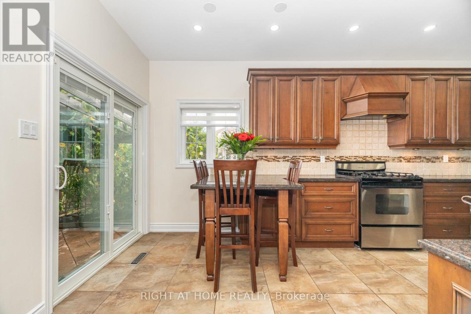 2 Melrose Gardens, Brampton, Ontario  L7A 1J7 - Photo 8 - W13635974