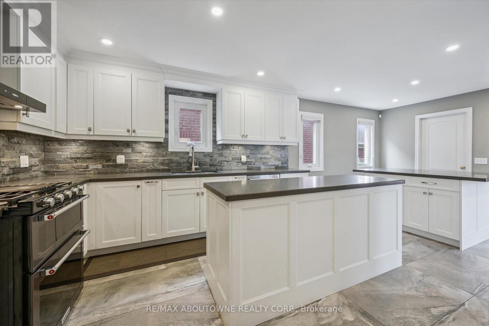 2456 Sixth Line, Oakville, Ontario  L6H 5Z8 - Photo 14 - W13635980