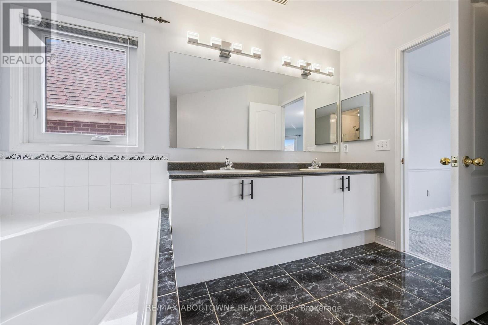 2456 Sixth Line, Oakville, Ontario  L6H 5Z8 - Photo 24 - W13635980