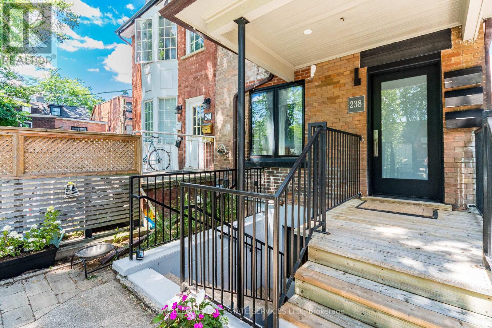 238 Garden Avenue, Toronto, Ontario  M6R 1J1 - Photo 2 - W13636046