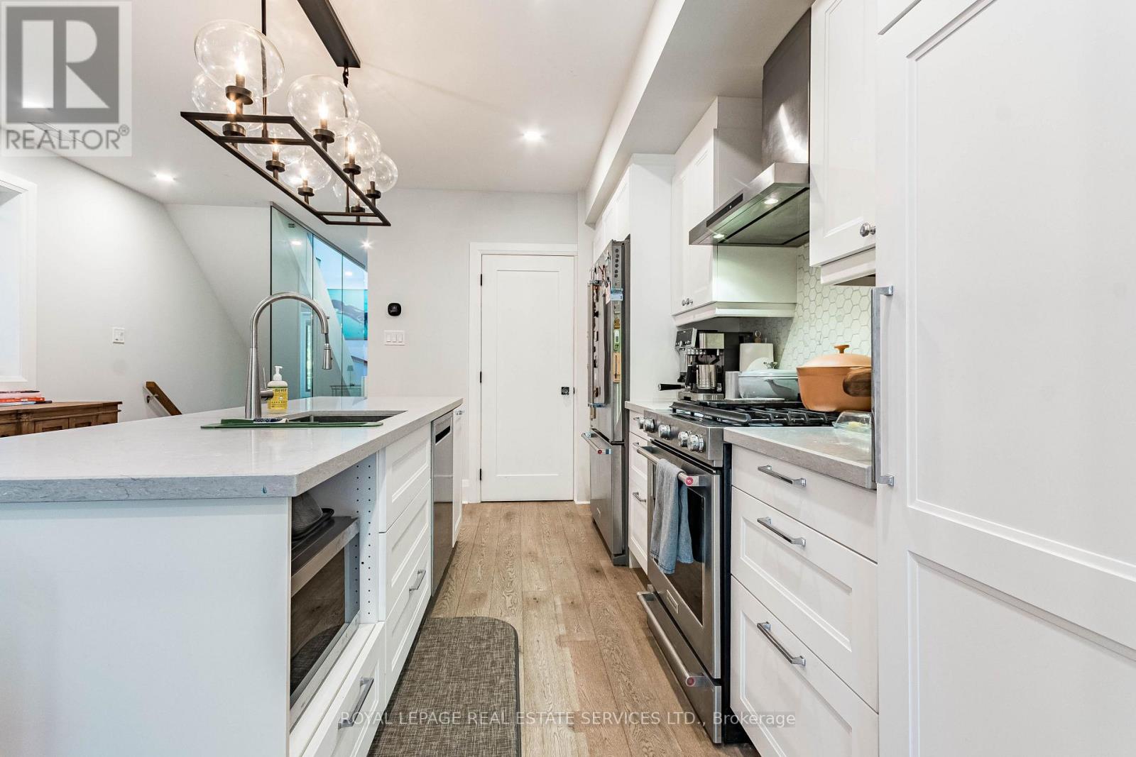 238 Garden Avenue, Toronto, Ontario  M6R 1J1 - Photo 7 - W13636046